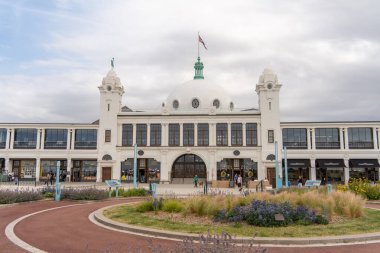 İspanya Şehri, Whitley Bay, İngiltere 'de deniz kenarında küçük dükkanlar, kafeler ve barlardan oluşan beyaz kubbeli bir kompleks..