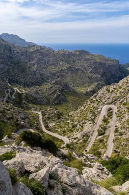Kayalık Sa Calobra, Mallorca ve Balearic adalarında bir yürüyüş yolunun dikey görüntüsü.