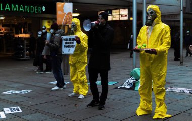 Stuttgart, Almanya, 20 Kasım 2021: Koenigstrasse Bir grup maskeli vejetaryen et yediklerini gösteriyordu.