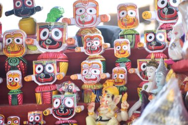 Puri sahillerinde, heykellerde ya da sokak pazarındaki Lord Jagannath 'ın idollerinde..