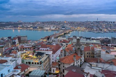 Bulutlu bir günde Türkiye 'nin İstanbul kentindeki Galata Köprüsü' nün hava görüntüsü