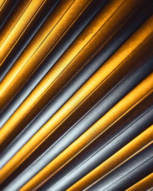 Metalik plaka dokusu. Çapraz gri çizgili duvar kağıdı pankartı tasarımı. Oluklu metal plaka arka planı.