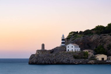 Caprgros Deniz Feneri 'nin Mallorca, Balearic Adaları' ndaki günbatımında güzel bir görüntüsü.