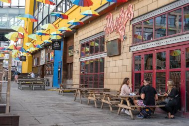 Parlak renkli şemsiyeler İngiltere 'nin Tyne kentindeki Newcastle şehrindeki Times Meydanı' ndaki barları Birleşik Krallık Gururu kutlamaları için dekore ediyor..