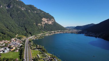 İsviçre, Lucerne dağlarında mavi bir gölün güzel bir görüntüsü.