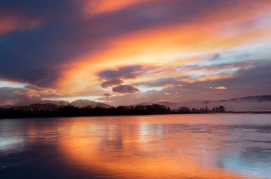 Yeni Zelanda 'da Benmore Gölü' nün güzel bir manzarası var.