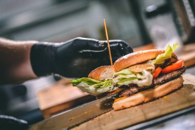 Taze sulu bir hamburger.