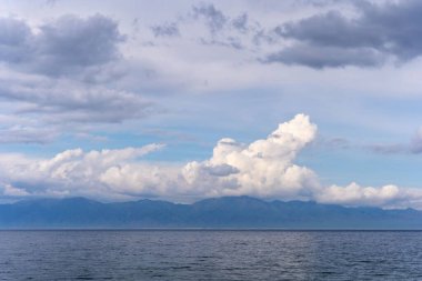 Sayram Gölü Bortala Bölgesi, Xinjiang, Çin 'de bulutlu bir günde