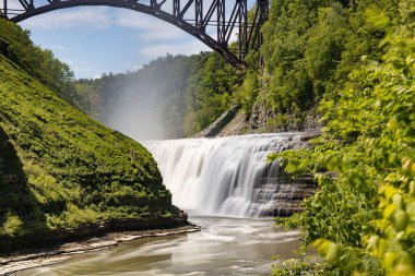 Letchworth Eyalet Parkı 'nda küçük bir şelaleye uzun süre maruz kalmış.