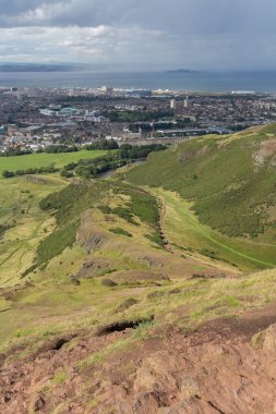 İskoçya 'daki Edinburgh şehrinin dikey hava manzarası, Büyük Britanya bulutlu bir gökyüzü altında