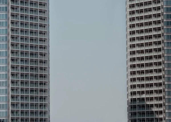 Primo Piano Grattacieli Moderni Contro Cielo Blu — Foto Stock