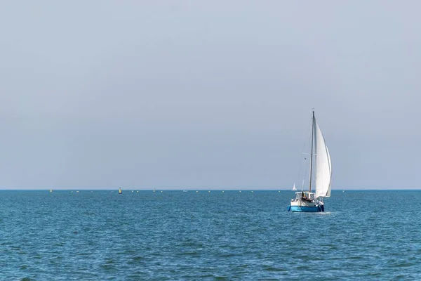 Uma Vista Panorâmica Belo Barco Vela Mar Contra Céu Azul — Fotografia de Stock