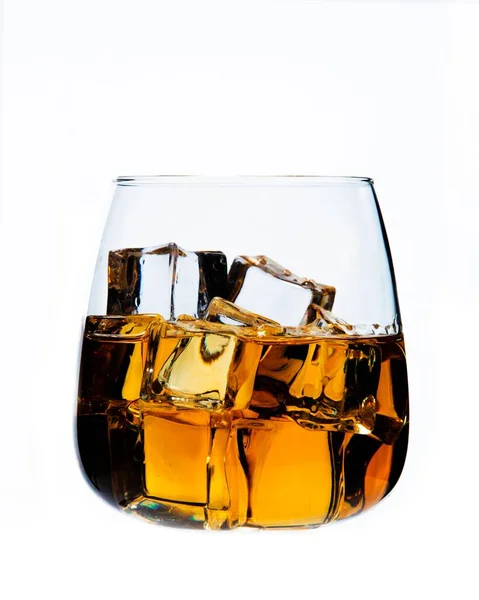 白い背景に分離されたウィスキーのグラス — ストック写真