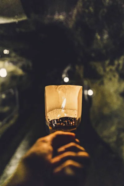 Karanlık Bir Tünelde Elinde Mum Tutan Bir Erkeğin Dikey Görüntüsü — Stok fotoğraf
