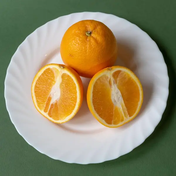 Вертикальный Крупный План Срезанных Апельсинов Пластине — стоковое фото