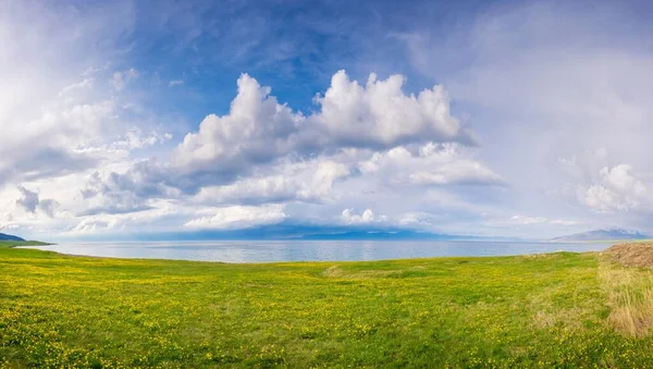 Lago Sayram China Rodeado Exuberante Vegetación Sobre Fondo Azul Cielo —  Fotos de Stock