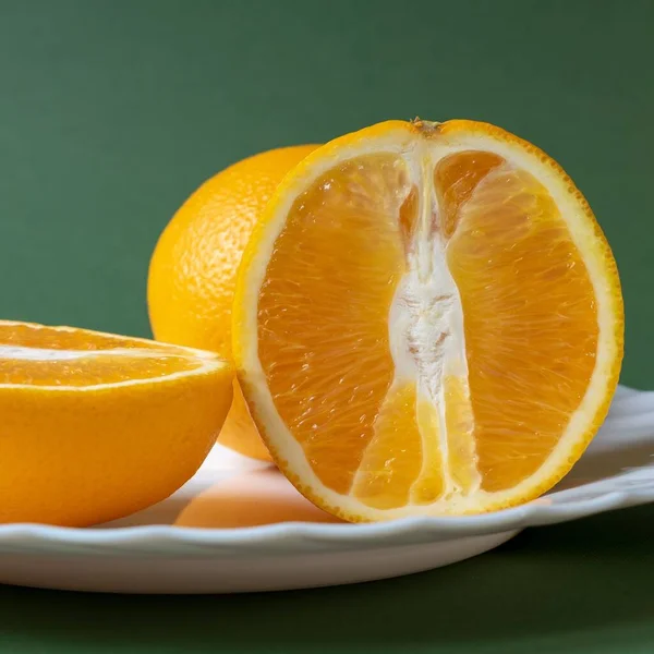 Vágott Narancsok Függőleges Közelsége Tányéron — Stock Fotó