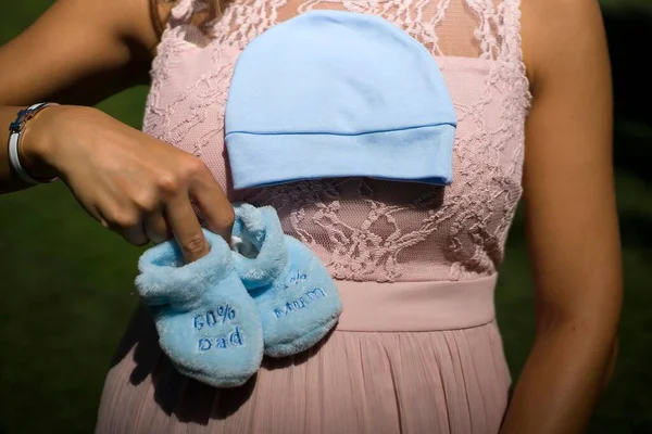 Pregnant Woman Hand Holding Blue Booties Cap Newborn Baby Touching — ストック写真