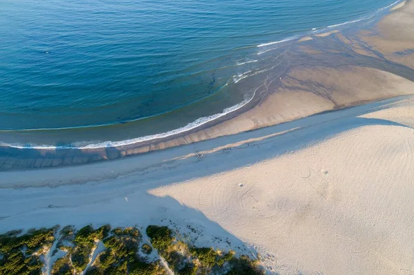 Drohnen Luftaufnahme Von Einem Ruhigen Strand Bei Sonnenaufgang — Stockfoto