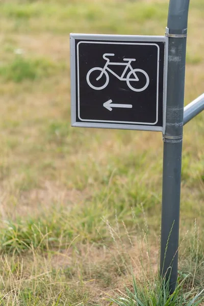 Sinal Trânsito Preto Esquerda Para Bicicletas Grama Com Fundo Embaçado — Fotografia de Stock