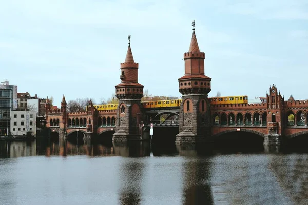 Uma Vista Panorâmica Ponte Oberbaum Kreuzberg Train Overground Berlim Alemanha — Fotografia de Stock