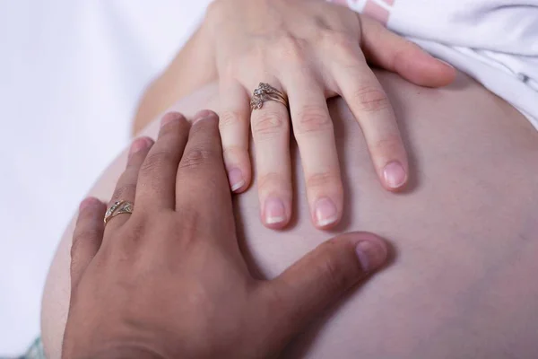 Primer Plano Las Manos Los Miembros Familia Una Barriga Embarazada —  Fotos de Stock