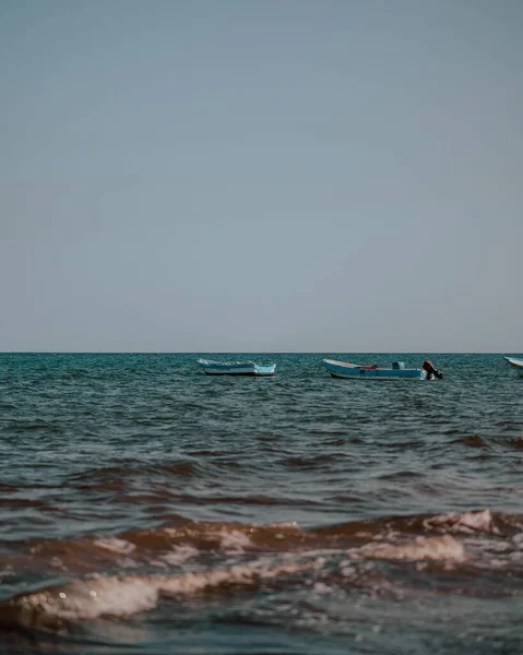Eine Vertikale Aufnahme Der Wellen Des Ozeans Die Den Strand — Stockfoto