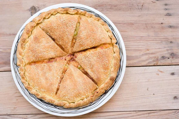 Pizza Uma Tábua Madeira Com Salsichas Quentes — Fotografia de Stock