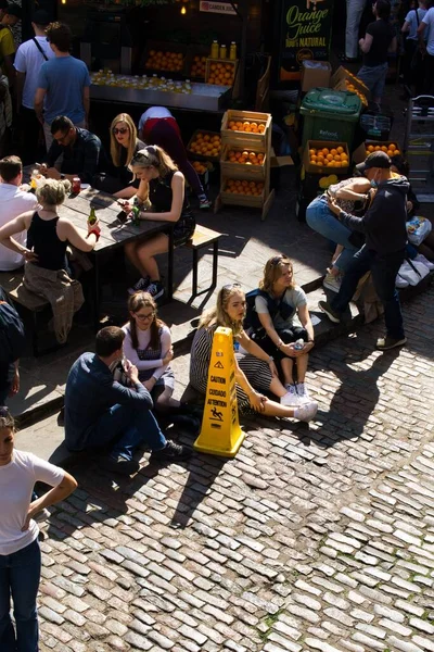 Mehrere Menschen Sitzen Auf Dem Bürgersteig Auf Dem Markt Von — Stockfoto