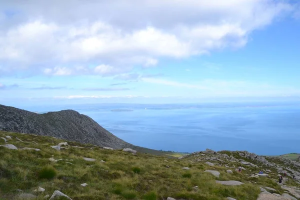 Ett Landskap Med Lummig Grön Kulle Stranden Isle Arran Skottland — Stockfoto