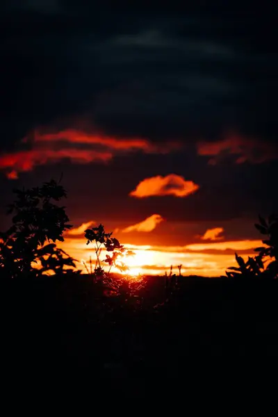 ดวงอาท ตกในธรรมชาต องฟ าเมฆ — ภาพถ่ายสต็อก