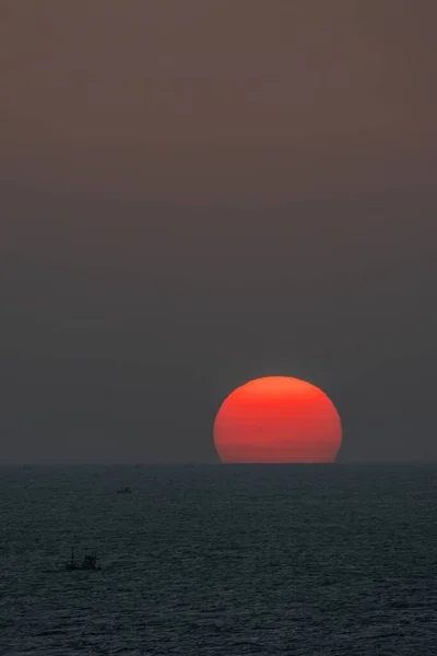Vertikal Bild Vacker Hägring Solnedgång Havet — Stockfoto