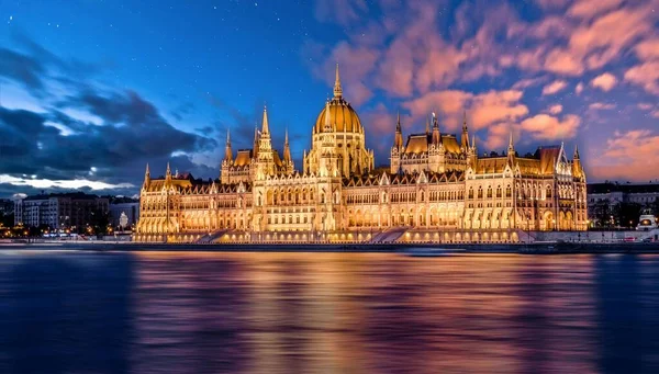 Edificio Del Parlamento Húngaro Por Noche Con Reflejo Lago — Foto de Stock