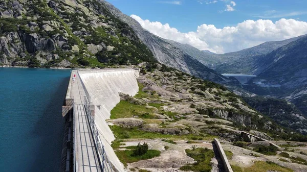 Vacker Bild Blå Damm Bergen Guttannen Schweiz — Stockfoto