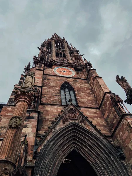 Låg Vinkel Bild Världsberömda Freiburg Minster Katedralen — Stockfoto