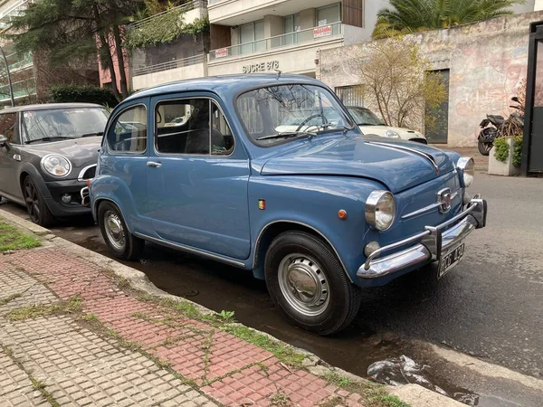 Vanha Sininen Fiat 500 Cinquecento Edelleen Käytössä Buenos Airesissa — kuvapankkivalokuva