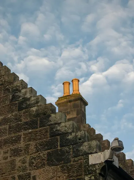 晴れた日の古代の建物の低角度ビュー — ストック写真