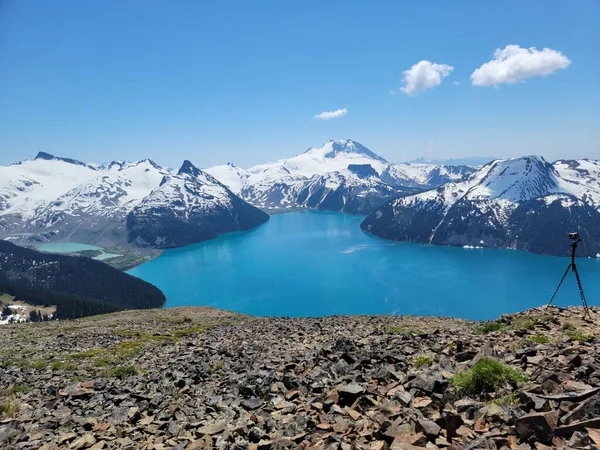 Schöne Aussicht Auf Einen Ruhigen See Umgeben Von Schneebedeckten Bergen — Stockfoto