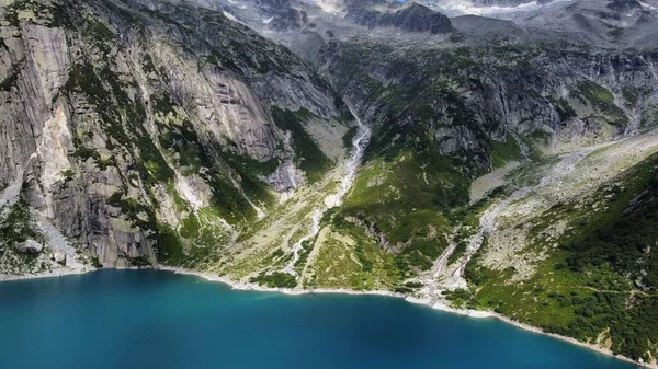 Vzdušný Pohled Modrou Přehradu Břehu Hor Guttannenu Švýcarsku — Stock fotografie