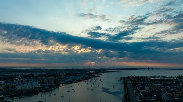 Ein Faszinierender Blick Auf Den Goldenen Sonnenuntergang Über Dem Stadtfluss — Stockfoto