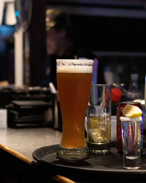 Een Verticaal Shot Van Glazen Drankjes Een Dienblad Bar — Stockfoto