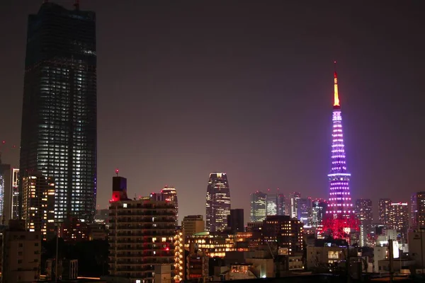 日本の夜にライトアップされた東京タワーの美しいショット — ストック写真