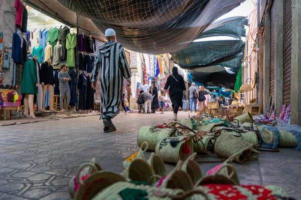 モロッコのマラケシュの屋外市場を歩く人々 — ストック写真