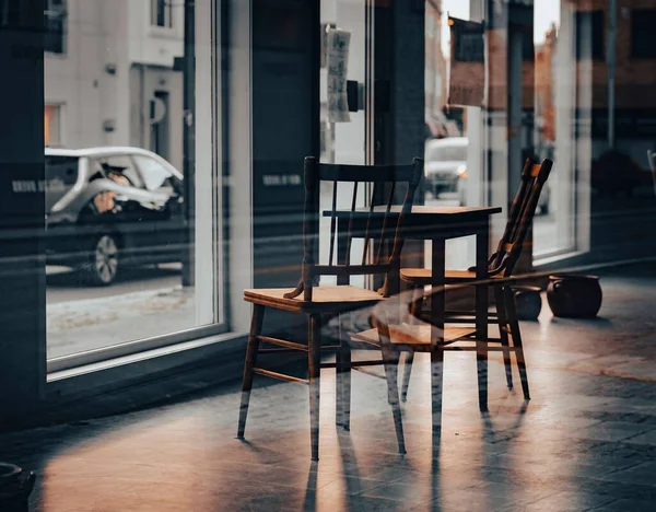 メインストリートに面した椅子と空の部屋 — ストック写真
