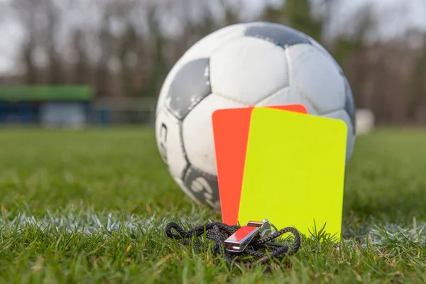 Крупный План Футбольного Снаряжения Траве Красные Желтые Карточки Свисток Мяч — стоковое фото