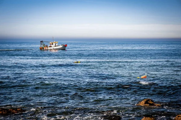 Egy Kis Halászhajó Halad Óceánon — Stock Fotó