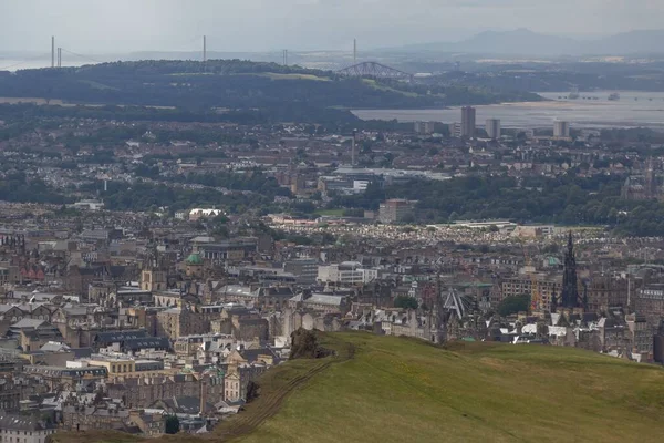 Een Ver Uitzicht Stad Edinburgh Met Een Gigantische Heuvel Voorgrond — Stockfoto