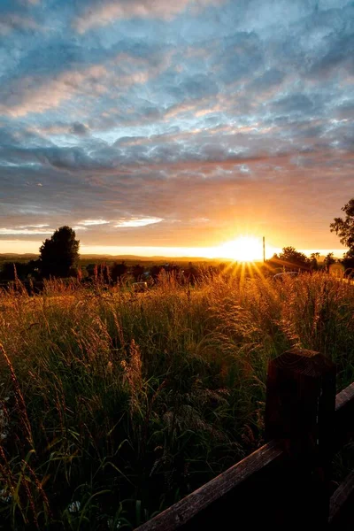 Een Verticaal Shot Van Een Schilderachtige Zonsondergang Met Bewolkte Lucht — Stockfoto