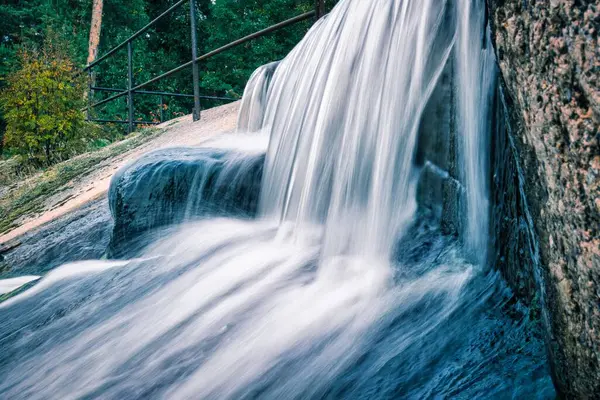 Die Langzeitbelichtung Eines Wasserfalls Einem Sonnigen Tag — Stockfoto
