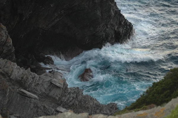 Κύματα Πέφτουν Πάνω Στα Βράχια Στην Ακτή — Φωτογραφία Αρχείου